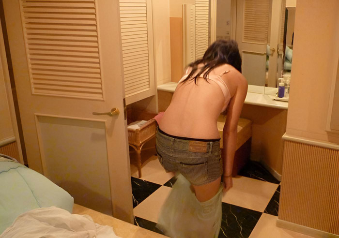 急いで脱ぎだす割り切り娘